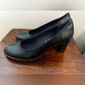 **BRAND NEW** Dorking by Fluchos ladies black heels in original box.